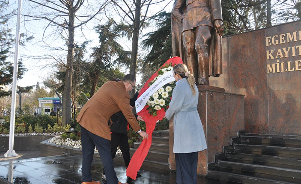 Mi̇mder'den Atatürk Anıtı'na Çelenk