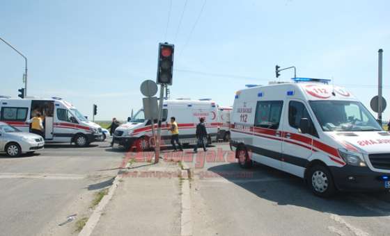 Hasta Taşıyan Ambulans Kamyonla Çarpıştı 2 Yaralı