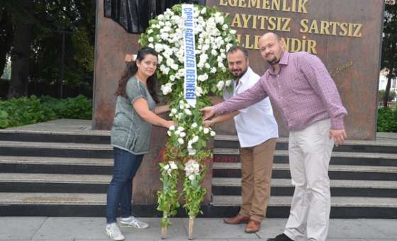 Çorlu Gazeteciler Derneği'nden Atatürk Anıtına Çelenk