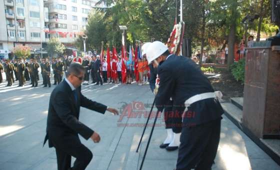 Çorlu Protokolü Atatürk Anıtına Çelenk Sundu