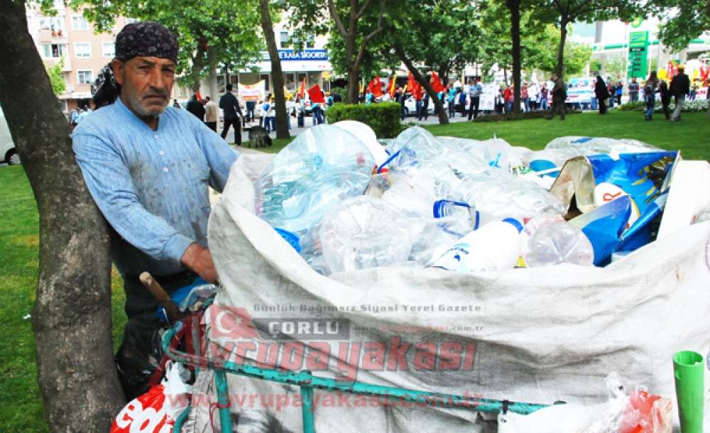 Geçimini Çöp Toplayarak Sağlayan İşçi“1 Mayıs Gelmiş Neyime”
