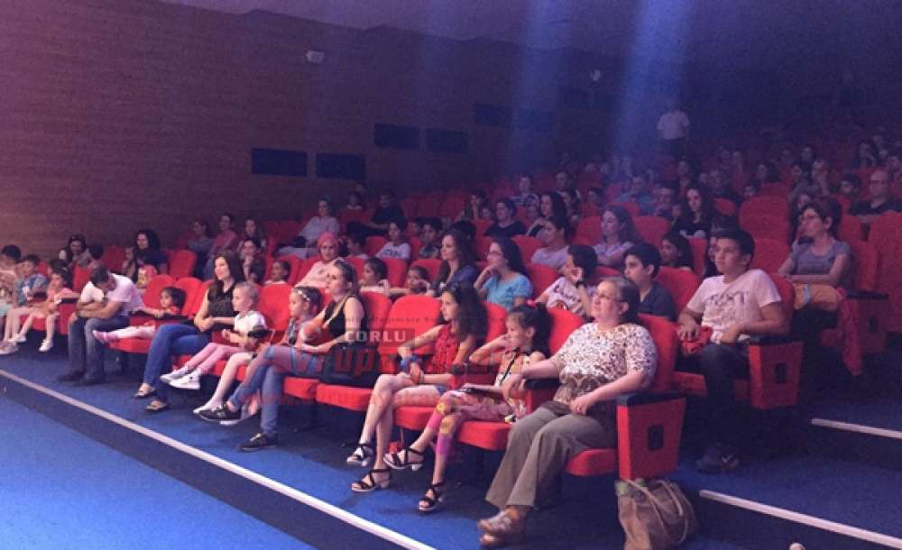 Kızılay Çorlu Şubesi Tarafından Düzenlenen Tiyatro Oyunu Sahnelendi