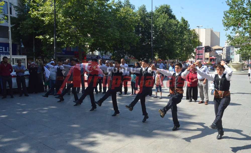 Erzurum Halk Oyunları Ekibinden Başkan Baysan'a Türk Bayrağı