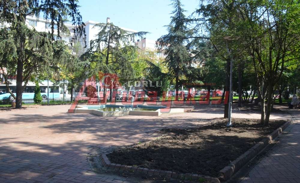 Atatürk Meydanı'ndaki Parka Düzenleme