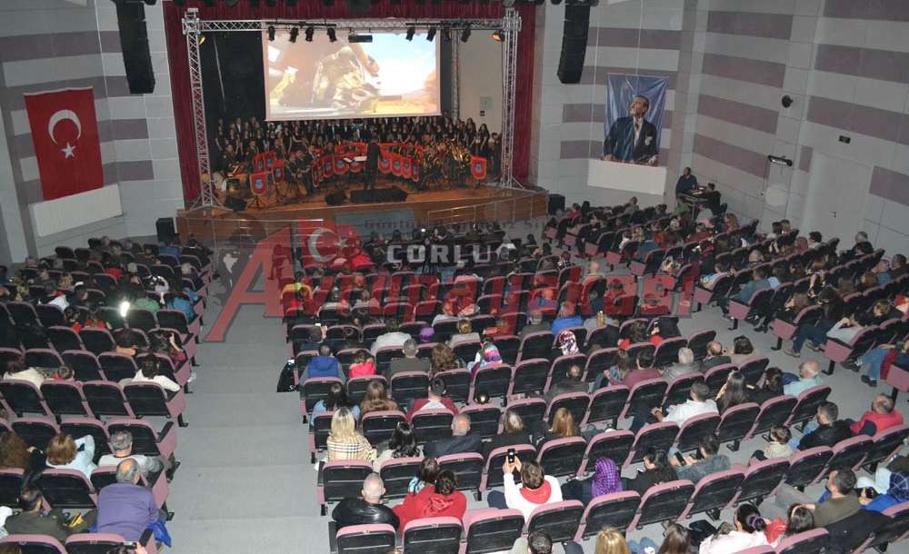 Askeri Bando Lise Öğrencileriyle Konser Verdi