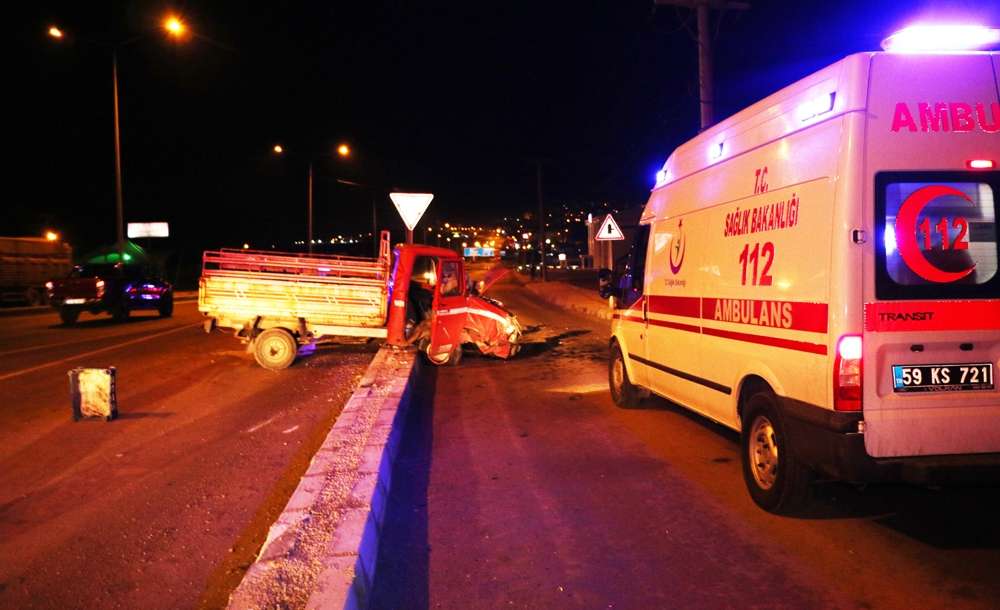 Araçta Sıkışan Sürücüyü Ambulans Şoförü Kurtardı