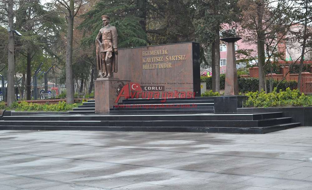 Atatürk Meydanı'nda Dezenfekte Çalışması Yapıldı
