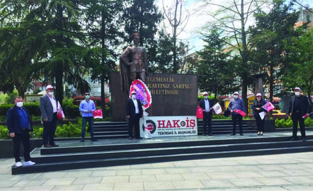 Hak-İş 1 Mayısta Atatürk Anıtı'na Çelenk Sundu