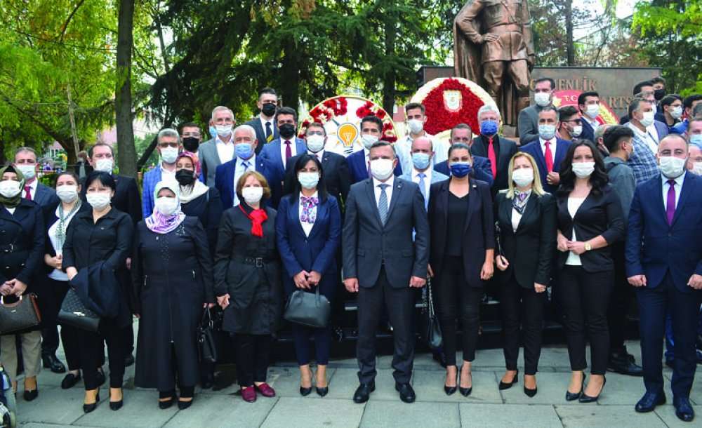 Partilerde Çelenklerini Atatürk Anıtına Sundu