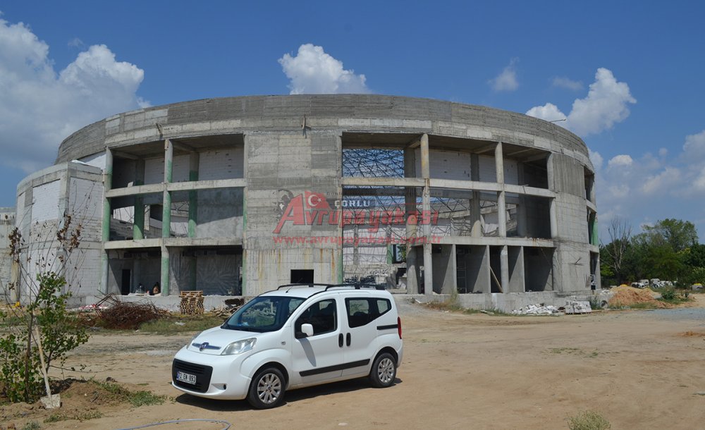 Kapalı Spor Kompleksinde Çalışmalar Hızlandı