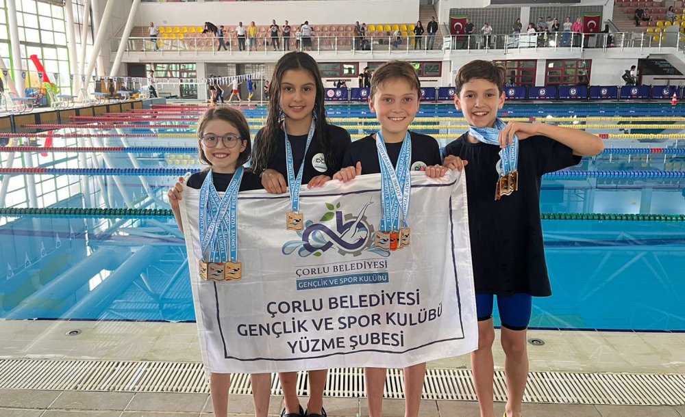 Çbsk Yüzücüleri Turnuvadan Başarıyla Döndü