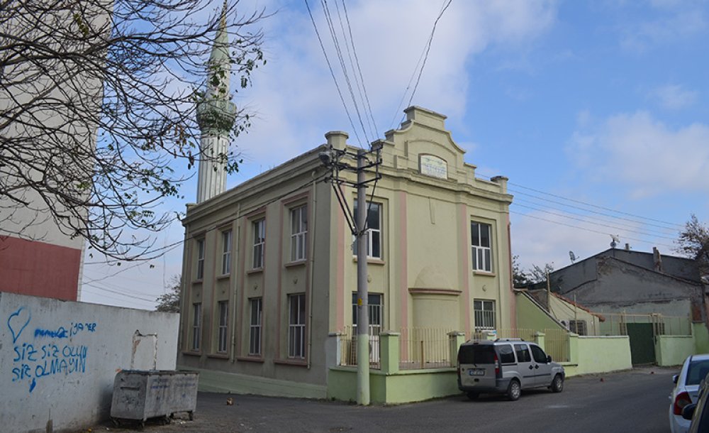 Yeni Cami Tadilat Bekliyor