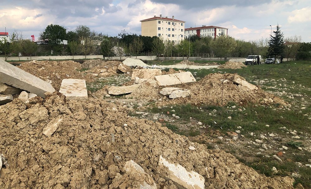 22 Dönümlük Arazi Hizmet Bekliyor  