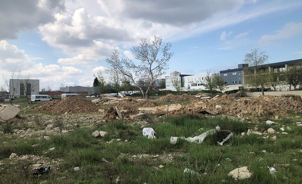 22 Dönümlük Arazi Hizmet Bekliyor  