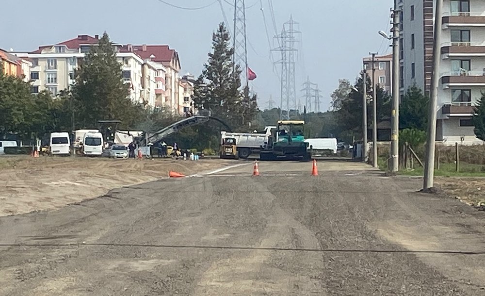 23 Nisan Bulvarı Asfaltlanıyor 