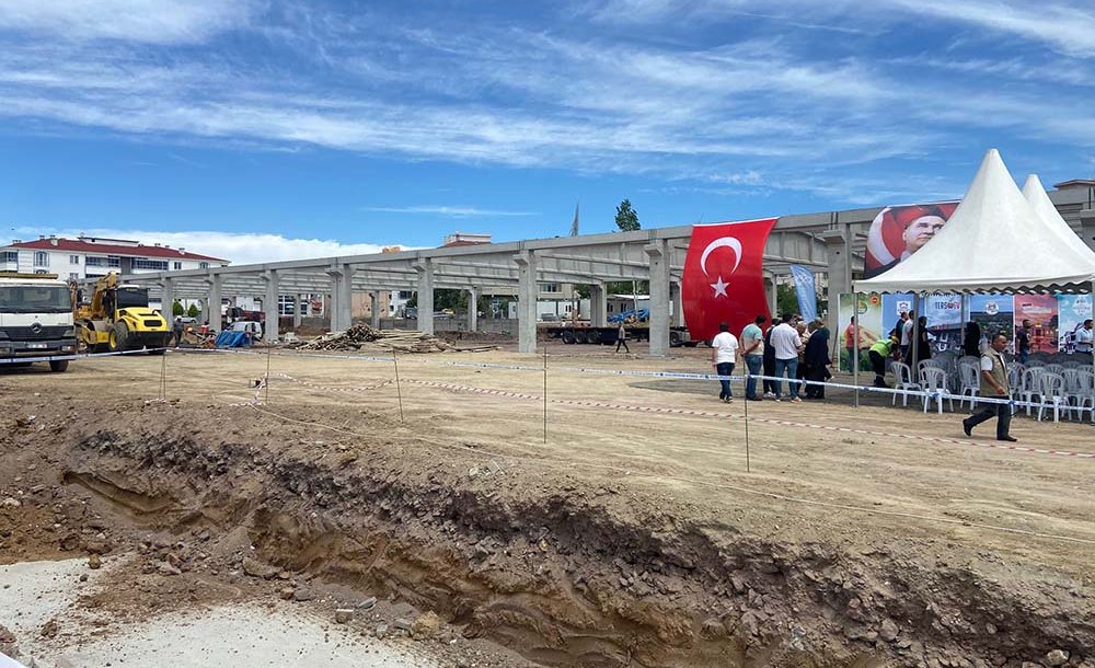3. Kapali Pazar Yeri̇ni̇n Temeli̇ Atildi 