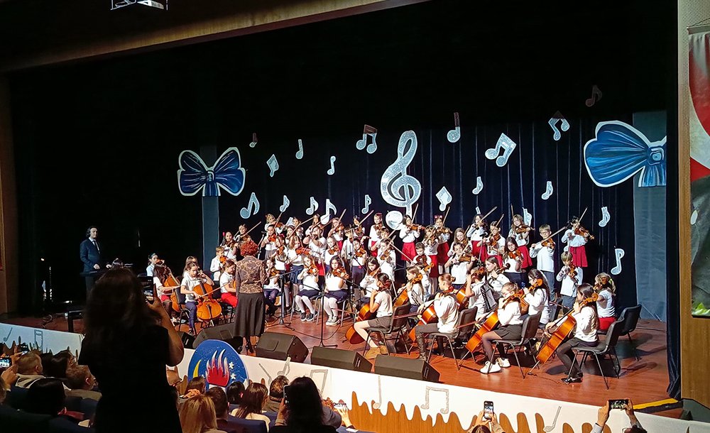 55 Öğrenci Aynı Sahnede Yaylı Çalgılarla Müzik Yaptı