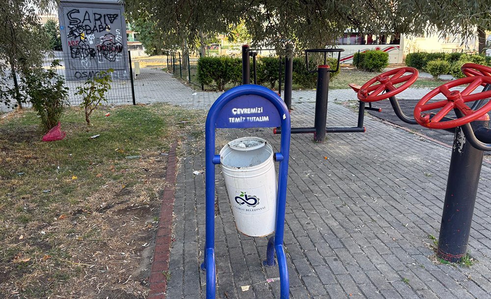 Adile Naşit Parkı'nda Zarar Verildi