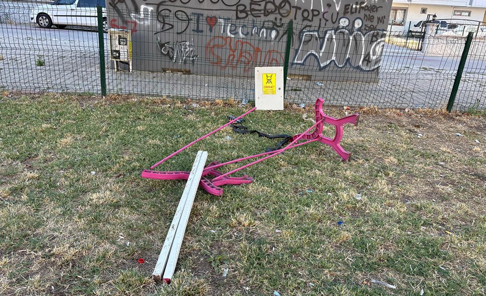 Adile Naşit Parkı'nda Zarar Verildi