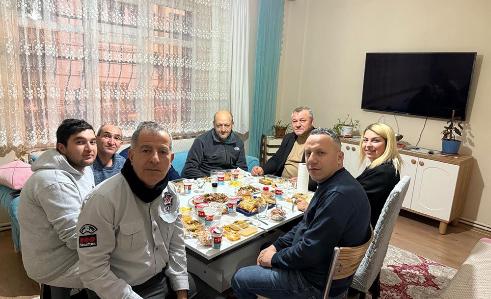 Ak Parti̇ Evlere Mi̇safi̇r Olmaya Devam Edi̇yor 