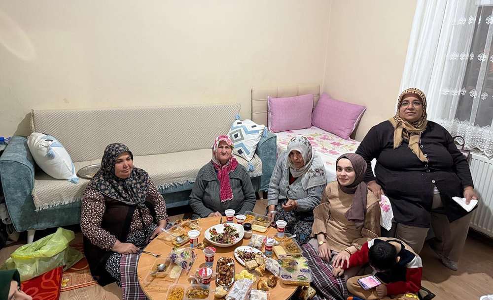 Ak Parti̇ Evlere Mi̇safi̇r Olmaya Devam Edi̇yor 