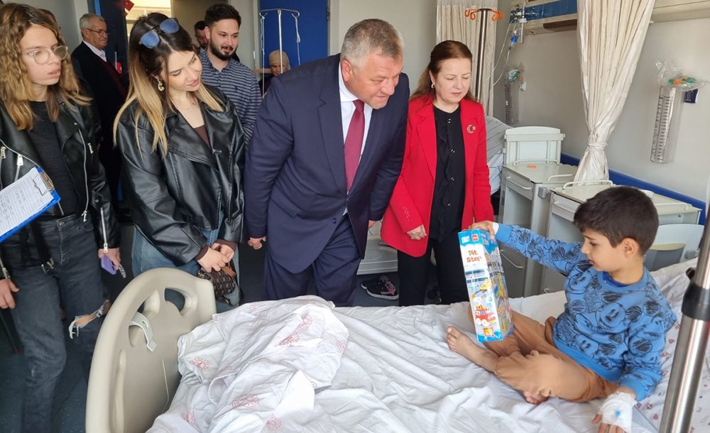 Ak Parti'den Hastaneye Anlamlı Ziyaret 