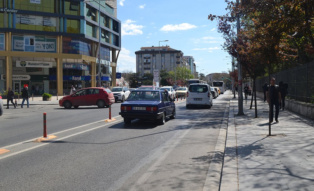Ana Caddede Geçişler Yine Kapatıldı
