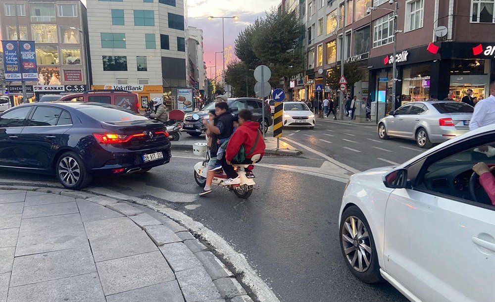 Ana Caddede Tehlikeli Yolculuk 