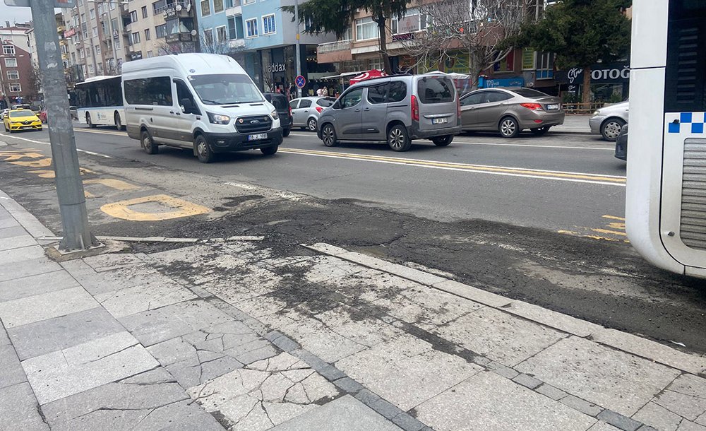 Ana Caddeleri̇nde Bi̇le Çukur Var!