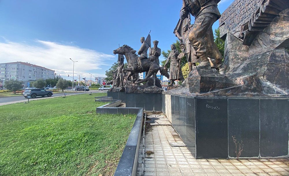 Anıt Yapan Belediye Bakımını Neden Yapmıyor?