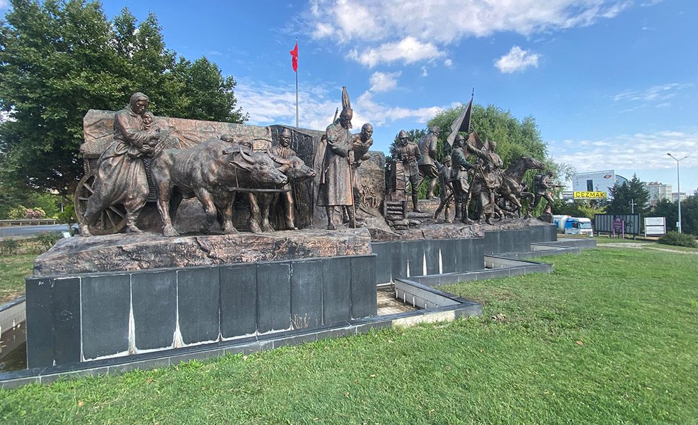 Anıt Yapan Belediye Bakımını Neden Yapmıyor?