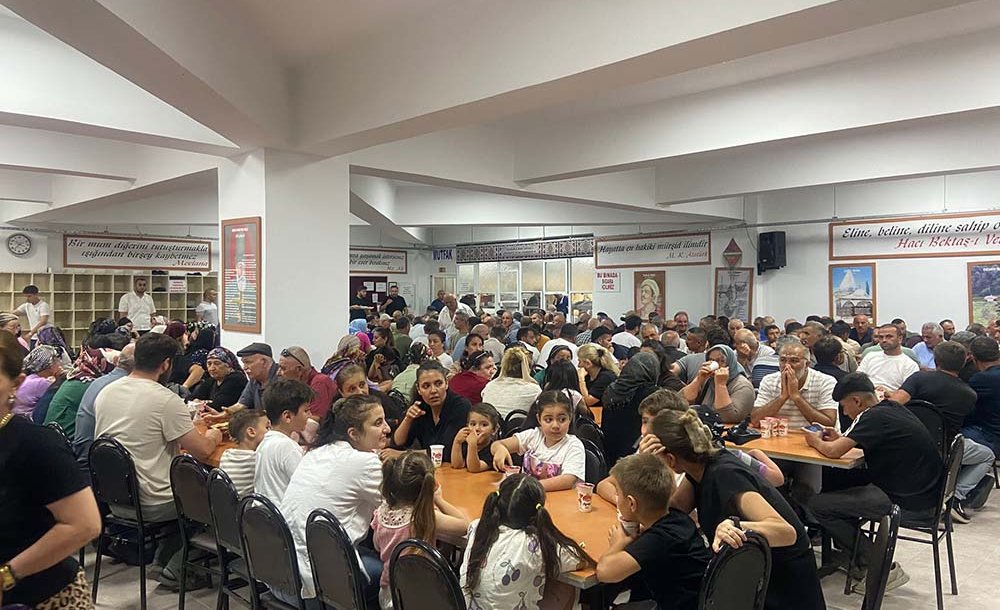 Aşure Programına Yüzlerce Kişi Katıldı 