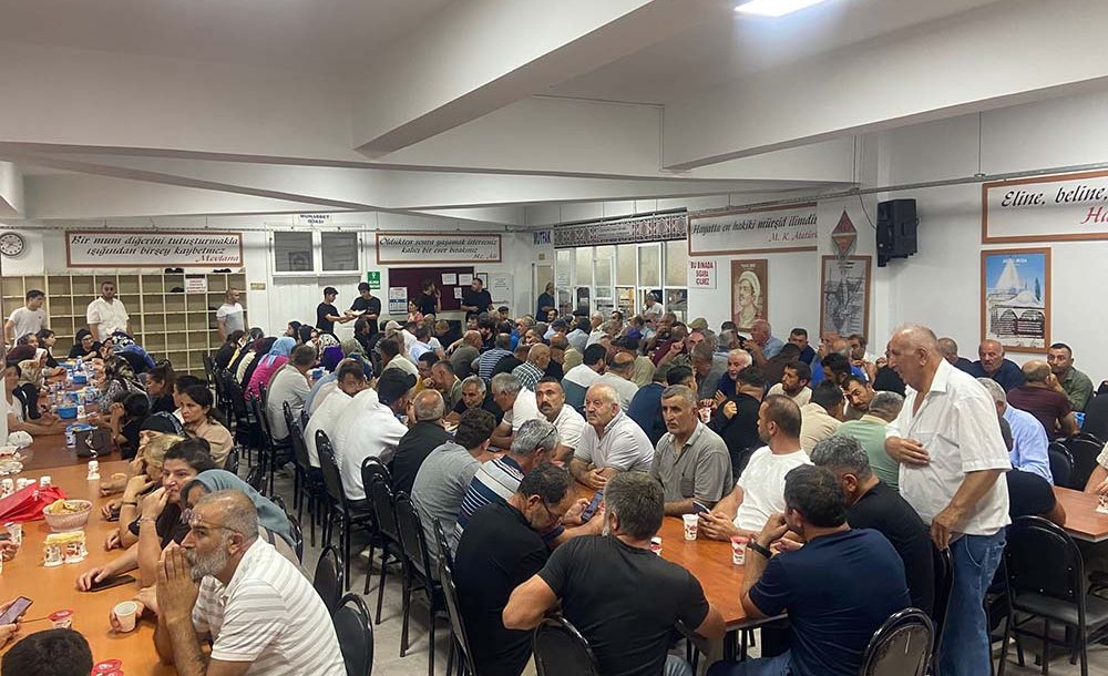 Aşure Programına Yüzlerce Kişi Katıldı 
