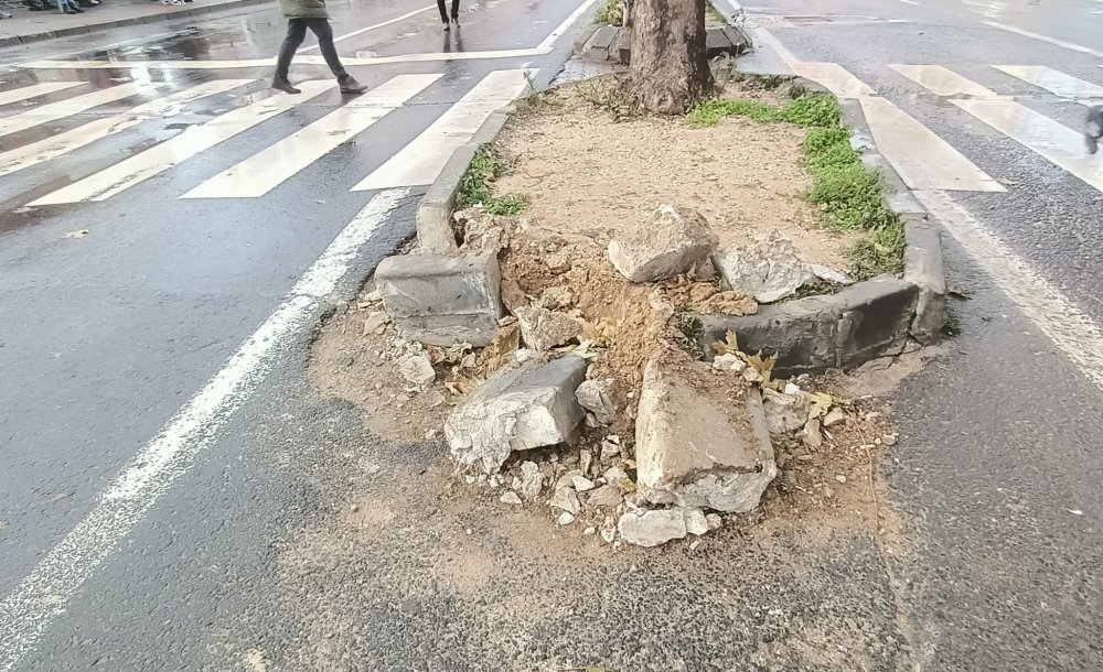 Atatürk Bulvarı'ndaki Refüj Tepki Çekiyor 