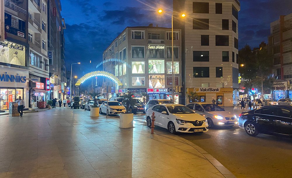 Atatürk Meydanı'na Trafik Düzenlemesi Şart  