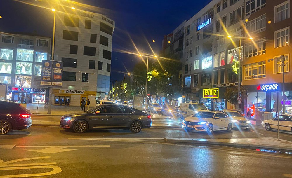Atatürk Meydanı'na Trafik Düzenlemesi Şart  