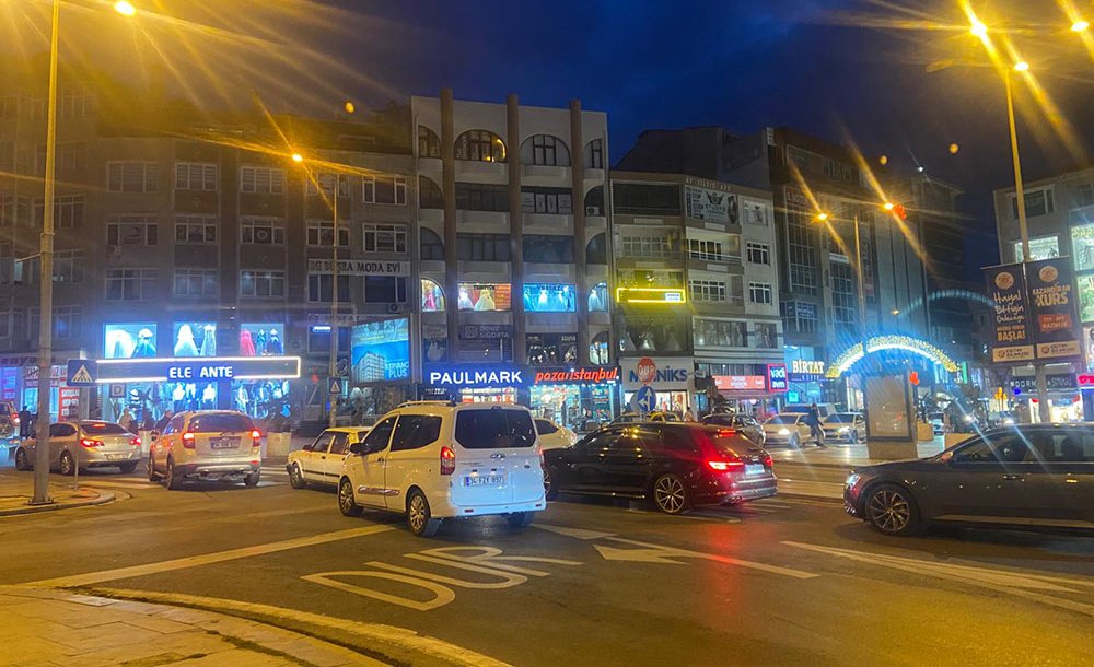 Atatürk Meydanı'na Trafik Düzenlemesi Şart  