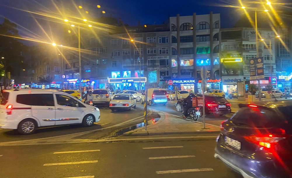 Atatürk Meydanı'na Trafik Düzenlemesi Şart  