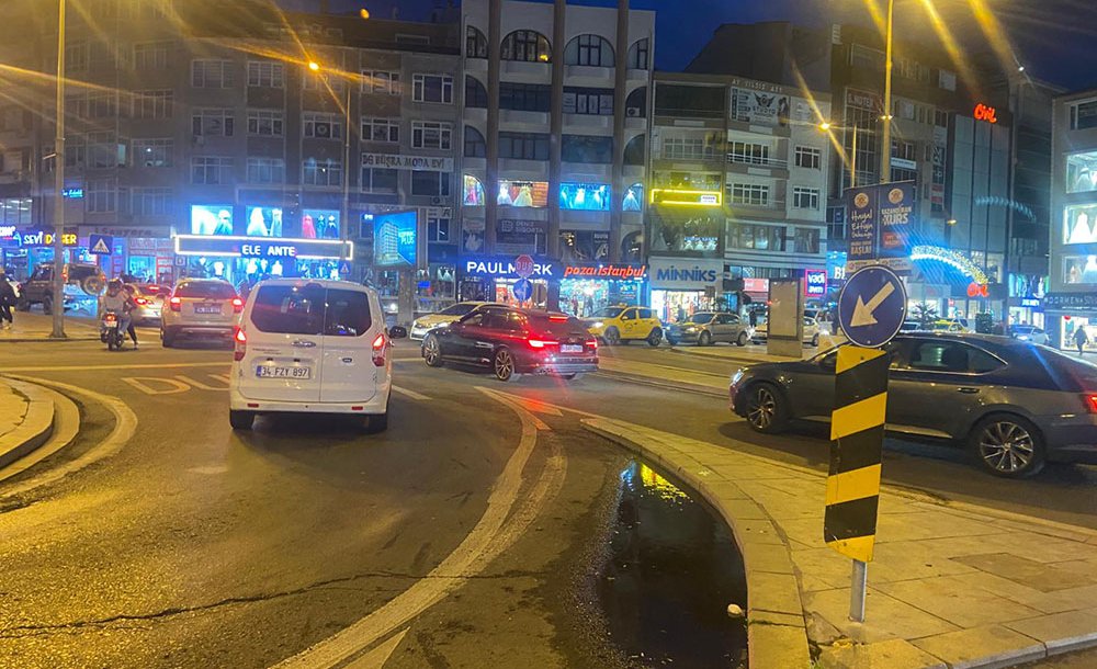 Atatürk Meydanı'na Trafik Düzenlemesi Şart  