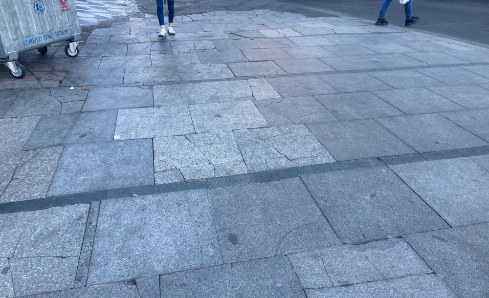 Atatürk Meydanı'ndaki Kırık Taşlar Tepki Çekiyor