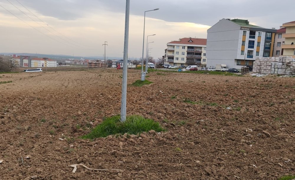 Aydınlatma Direkleri 10 Yıldır Yol Bekliyor!