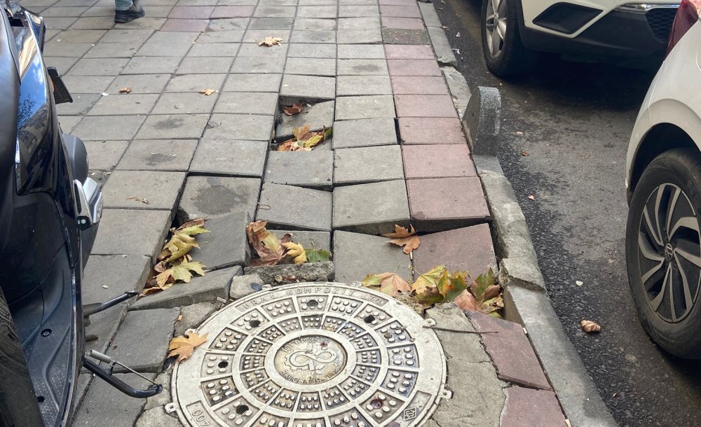 Aylardır Yapılmayan Kaldırım, Tamamen Çöktü 