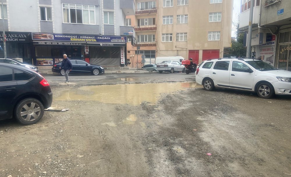 Aylardır Yapılmayan Yol Göle Döndü