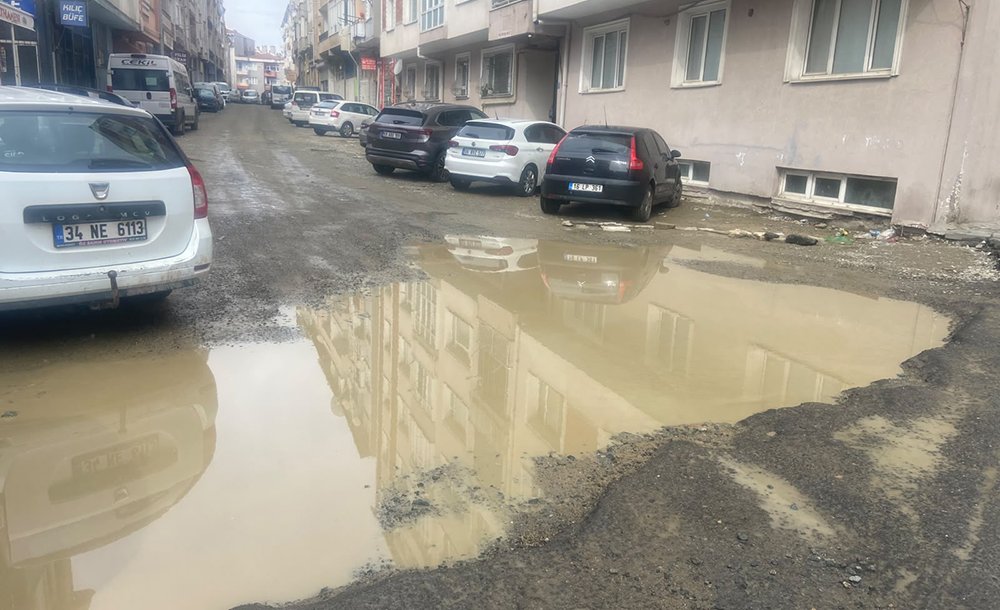 Aylardır Yapılmayan Yol Göle Döndü
