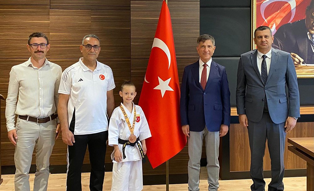 Balkan Üçüncüsü Ayza Akgün'den Kaymakam Erten'e Ziyaret