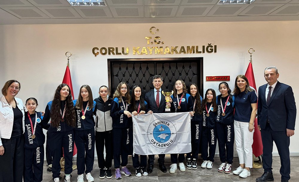 Başarılı Voleybolcular Kaymakam Erten'i Ziyaret Etti 