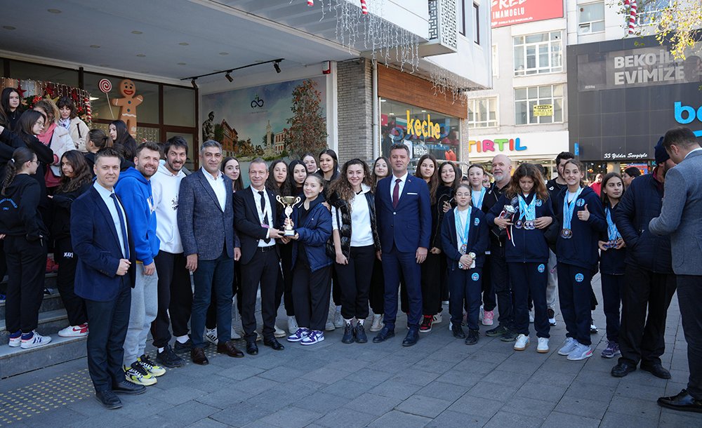 Başkan Sarıkurt, Başarılı Sporcuları Ağırladı