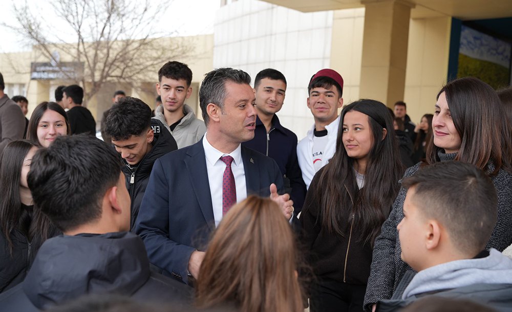 Başkan Sarikurt Halk Kütüphanesi̇ni̇ Zi̇yaret Etti̇