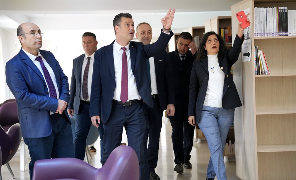 Başkan Sarikurt Halk Kütüphanesi̇ni̇ Zi̇yaret Etti̇