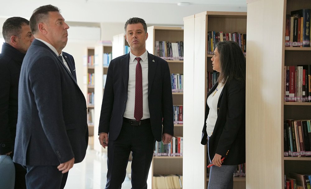 Başkan Sarikurt Halk Kütüphanesi̇ni̇ Zi̇yaret Etti̇